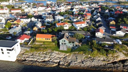 Henningsvaer Villa | Top-Rated Family Retreat at Villa Bluebird with Kitchen