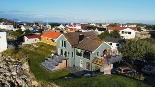 Henningsvaer Villa | Top-Rated Family Retreat at Villa Bluebird with Kitchen