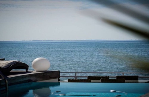 Angoulins Villa | Villa Bord de mer: Family-Friendly Haven with Pool & Spa