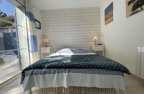 Domino House | Seaside Villa for 10 with Private Garden & Pet Friendly