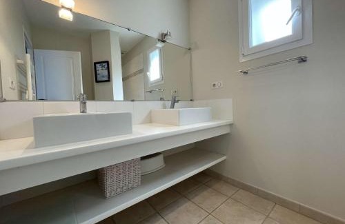 Domino House | Seaside Villa for 10 with Private Garden & Pet Friendly
