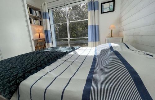 Domino House | Seaside Villa for 10 with Private Garden & Pet Friendly