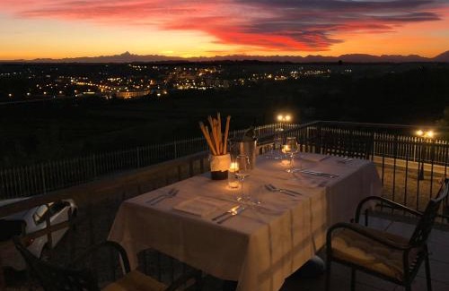 Villafranca dʼAsti Villa | Villa Bordone: Guest Rated 9.7 with Oceanfront Relaxation