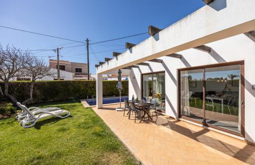 Sagres Villa | Relax at Villa Botelha: Family-Friendly with Pool Access