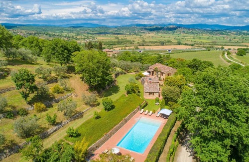 Sinalunga Villa | Villa Bramasole: Private Pool, Spa & Top Review Score 10/10