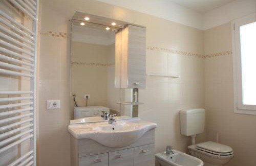 Lignano Sabbiadoro Apartment | Villa Bruna: Family-Friendly Stay with Pool & Hot Tub