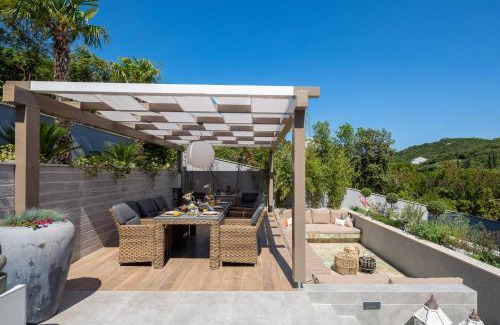 Cove Tri Zala (Zrnovo) Villa | Elegant Villa Buddha Bay: Oceanfront Bliss & 9.9/10 Rating