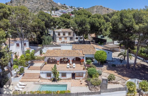 El Portet Villa | Relaxing Villa BUENOS AIRES with Pool & Spa Retreat
