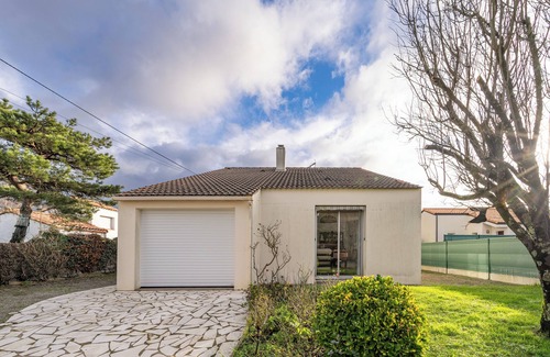 Pornic Villa | Villa 'Buissonnets' with Private Terrace, Private Garden and Wi-Fi