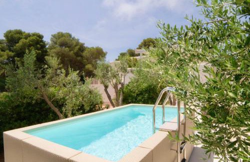Vignacastrisi Villa | Villa Buon Vento: Oceanfront Retreat with Hot Tub & Pool