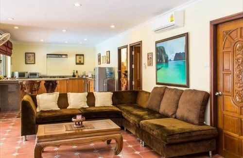 South Pattaya Villa | Elegant Villa BV: 4 Bedrooms Steps from Beach & Nightlife