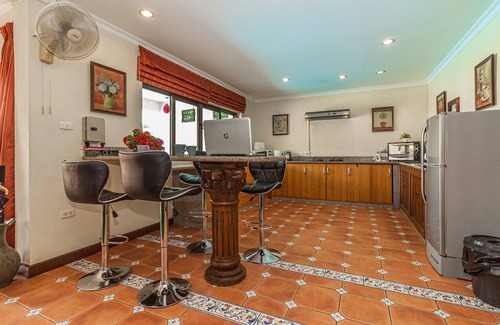 South Pattaya Villa | Elegant Villa BV: 4 Bedrooms Steps from Beach & Nightlife