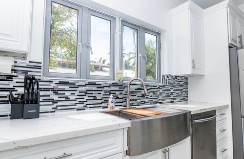 Nassau House | Villa By the Beach - Sleeps 8