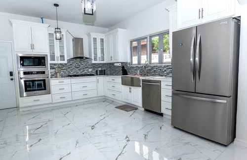 Nassau House | Villa By the Beach - Sleeps 8