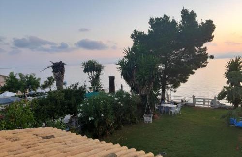 Kavos Villa | Cozy Villa By The Sea with Oceanfront Views and Pet-Friendly