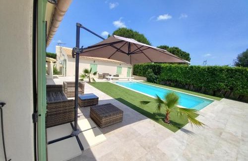 Saint-Paul-les-Fonts Villa | Villa Césarine 4 étoiles, 8 pers, 4 chambres, piscine privée, poolhouse, clim
