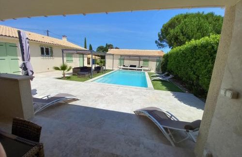 Saint-Paul-les-Fonts Villa | Villa Césarine 4 étoiles, 8 pers, 4 chambres, piscine privée, poolhouse, clim
