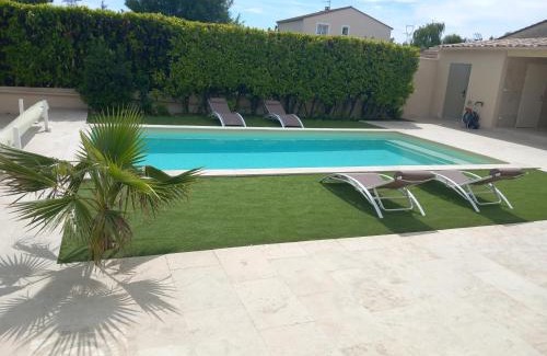 Saint-Paul-les-Fonts Villa | Villa Césarine 4 étoiles, 8 pers, 4 chambres, piscine privée, poolhouse, clim