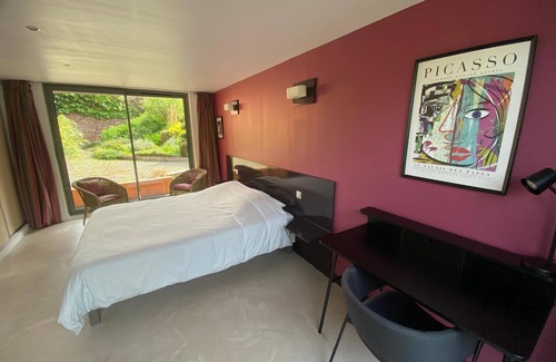 Ardres Bed & Breakfast | Pet-Friendly Retreat with Breakfast and Hot Tub Access
