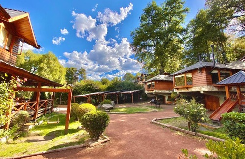 San Martin de los Andes Cabin | Villa Cümen: Guest Rated 9/10 with Pet-Friendly Amenities