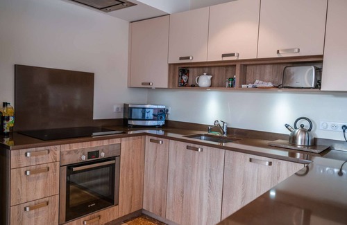 Castelnau-de-Montmiral Villa | Villa Castelnau: Pet-Friendly with Heated Pool & Air Conditioning