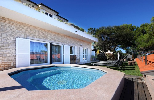 Crveni Vrh Apartment | Villa Cablex II: An Oasis of Calm with Oceanfront Views