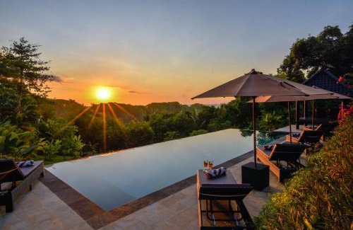 Tukad Mungga Villa | Villa Cahaya: Serene Oceanfront Retreat with 9.9/10 Rating