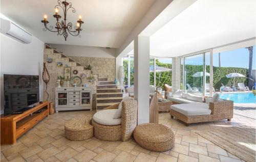 Casuzze House | Villa Calambra: Family-Friendly Retreat with Pool Access