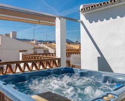 Coin House | Discover Villa Calida: Oceanfront Oasis with Hot Tub
