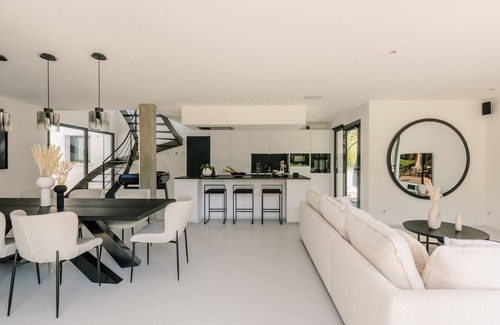 Biarritz Villa | Villa California: Premier Stay with Pool & Spa in Biarritz