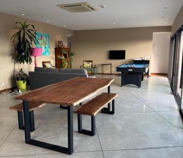 Dumbea Villa | Relax at Villa Californienne near Nouméa with Pool & Hot Tub