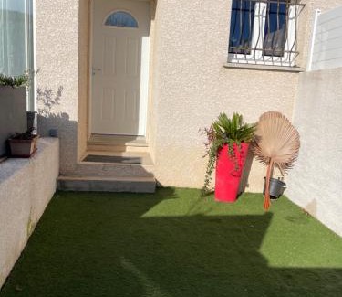 Pinet Villa | Villa calme deux chambres proche de la mer tout confort
