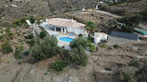 Arenas Villa | Oceanfront Villa Camakini: 4-Star Paradise with Pool