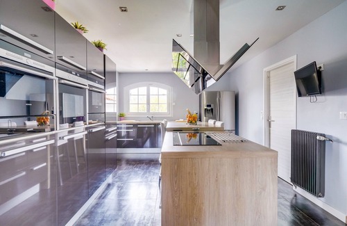 Canejan Villa | Villa Camax: Gorgeous Home with Pool Near Bordeaux