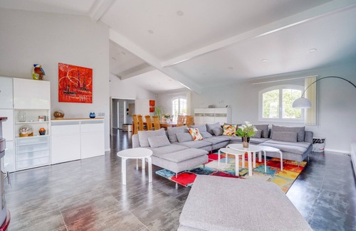 Canejan Villa | Villa Camax: Gorgeous Home with Pool Near Bordeaux