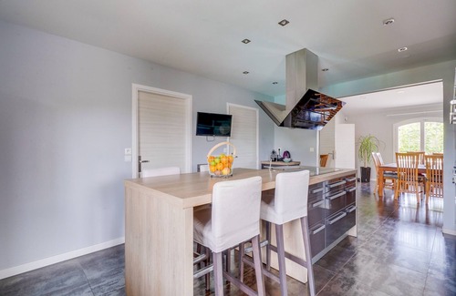 Canejan Villa | Villa Camax: Gorgeous Home with Pool Near Bordeaux