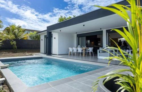 Damencourt Villa | Enchanting Villa CANELLE: Beachfront with Pool & Hot Tub