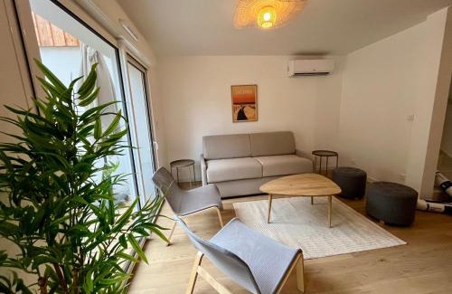 Lacanau-Ocean Villa | Inviting Villa for 8, Steps from the Ocean with Breakfast
