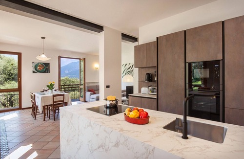 Pai Villa | Villa Carducci: Lake View Retreat with Pet-Friendly Amenities