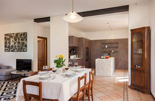 Pai Villa | Villa Carducci: Lake View Retreat with Pet-Friendly Amenities