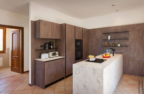 Pai Villa | Villa Carducci: Lake View Retreat with Pet-Friendly Amenities