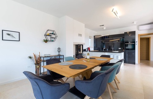 Kastelir Villa | Relaxing Villa Carimelli: Pool, Whirlpool & Breakfast Included