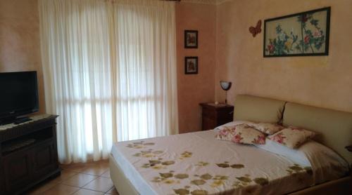 Montenero di Bisaccia Bed & Breakfast | Villa Carla: Oceanfront Bliss with Pool and Hot Tub