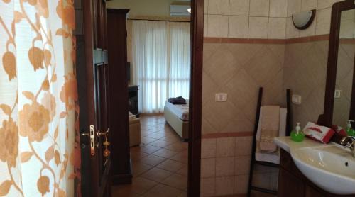 Montenero di Bisaccia Bed & Breakfast | Villa Carla: Oceanfront Bliss with Pool and Hot Tub