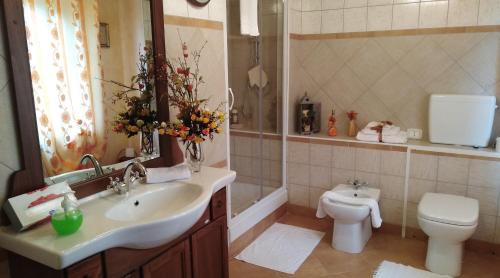 Montenero di Bisaccia Bed & Breakfast | Villa Carla: Oceanfront Bliss with Pool and Hot Tub