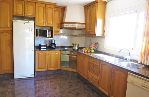 Mataro House | Villa Carolina: Ocean View, Pool & BBQ for Memorable Stays