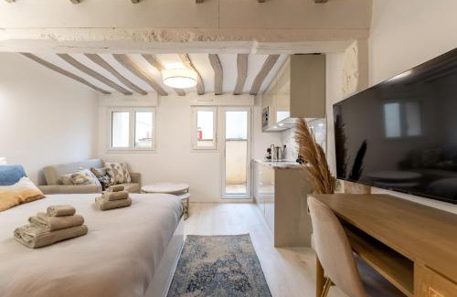 Rouen City Centre Apartment | Experience Villa Caron: Premier Studios in City Center