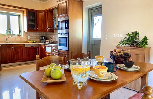 Razata House | Villa Carousos: Family-Friendly Retreat with Pool & Breakfast
