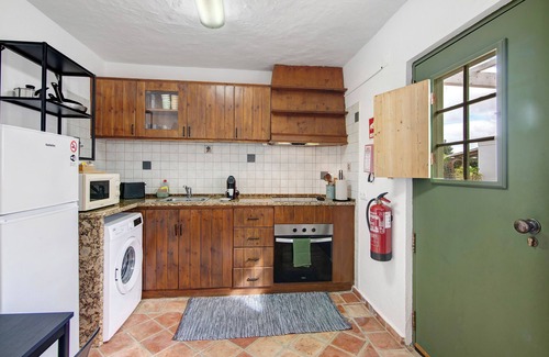 Medronhal House | Villa 'Casa Lavadeira - Vinhas De Nexe' with Mountain View, Wi-Fi and Air Conditioning