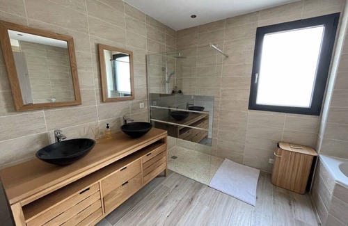 Caseneuve House | Pet-Friendly Villa Caseneuve: Ideal for Family Getaways